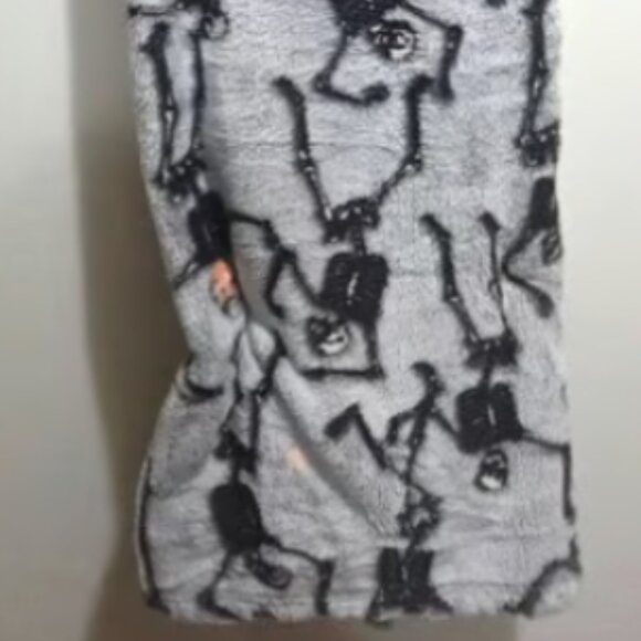 Urbain Domain Glow in the Dark Skeleton Blanket - Picture 2 of 2